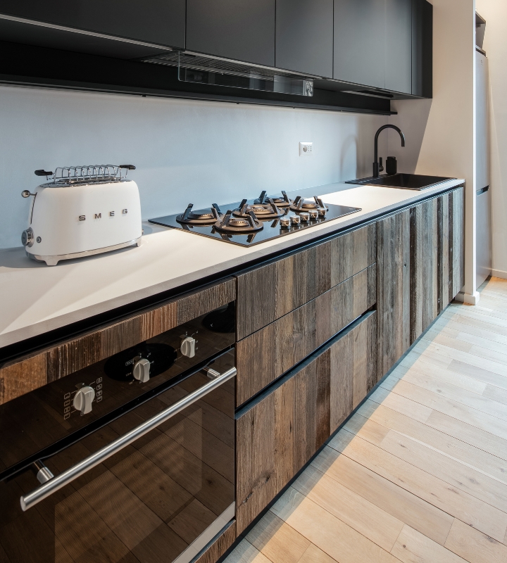 Loft Milano: un progetto industrial su misura tra materiali materici e arredi integrati